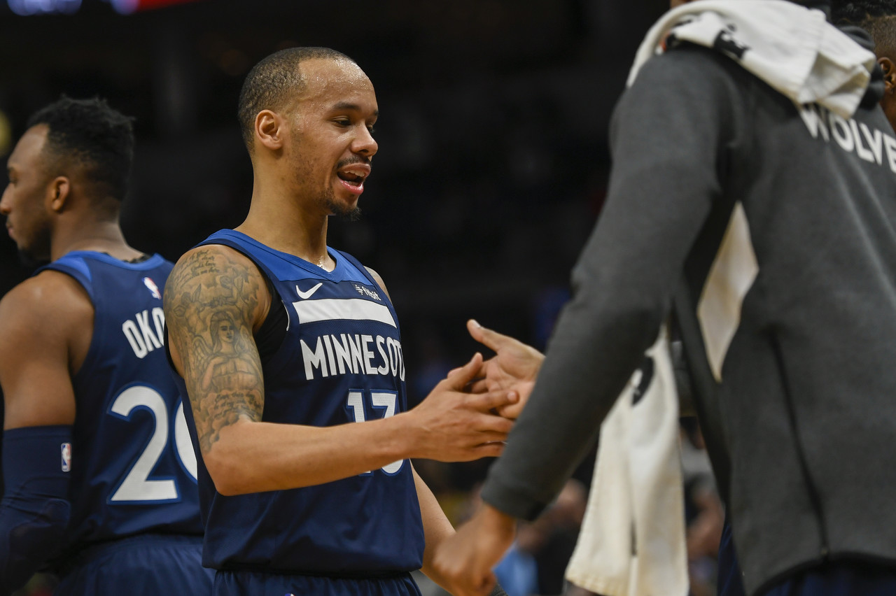 掘金约基奇豪取三双助球队胜快船（约基奇砍三双助掘金击败快船）