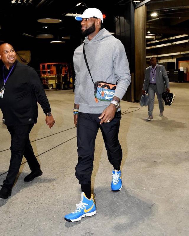 2001年，16岁的勒布朗，参加ABCD训练营！（2001年，16岁勒布朗亮相ABCD训练营！）