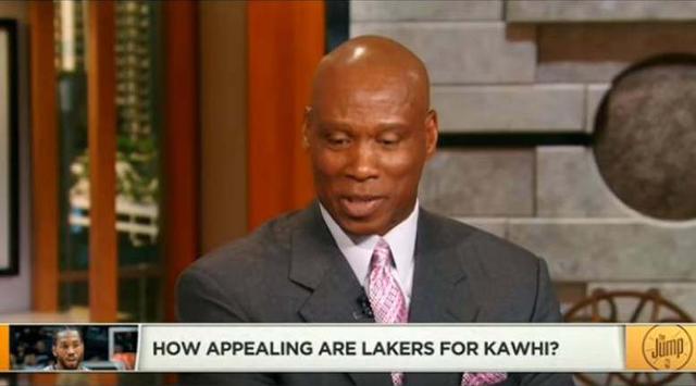 近百台赛车通过发车台，2025APRC／CRC龙游拉力赛盛大开幕！（近百台赛车燃擎驶过发车台，2025 APRC／CRC龙游拉力赛正式启幕！）